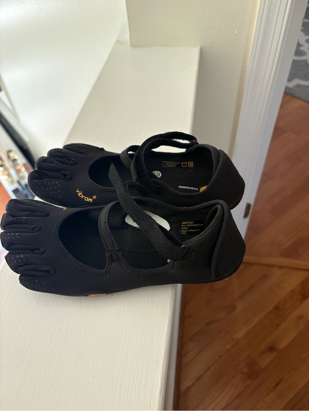 Vibram women’s Black FiveFingers Water Shoes - Picture 5 of 5